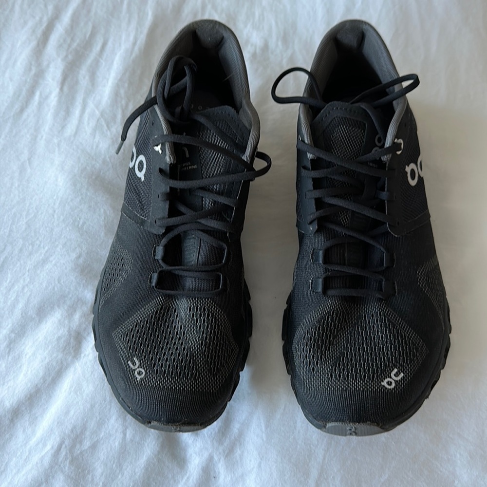 On Cloud Helion Black Sneaker - women’s 10